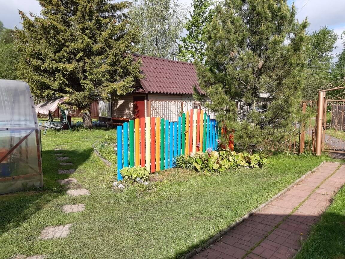 забор из разноцветного штакетника односторонний фото2 в Сланцах