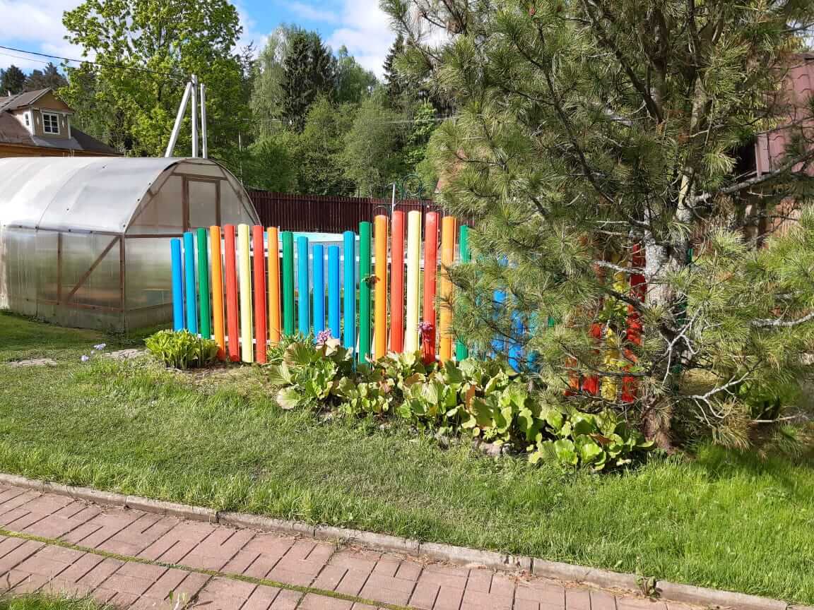 забор из разноцветного штакетника односторонний фото1 в Сланцах