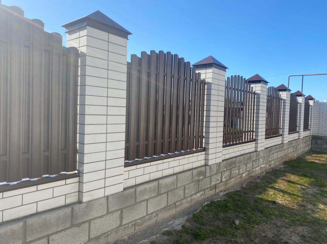 zabor-iz-shtaketnika-ral8017-shokolad-foto1 в Сланцах