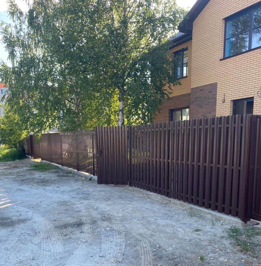 забор из штакетника шоколад фото1 в Сланцах