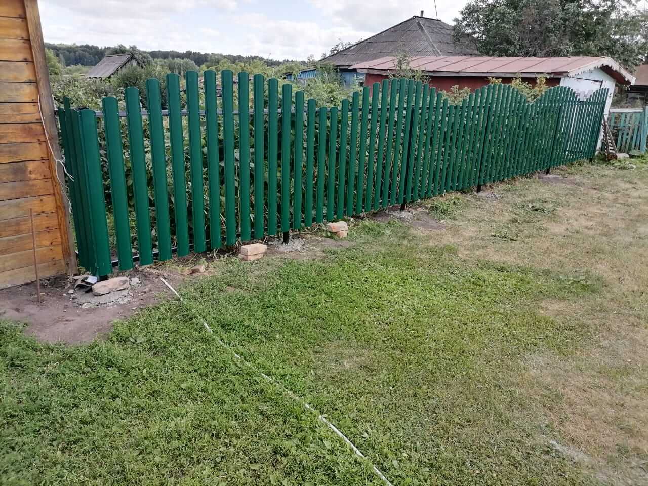 забор из штакетника Зеленый Мох фото1 в Сланцах
