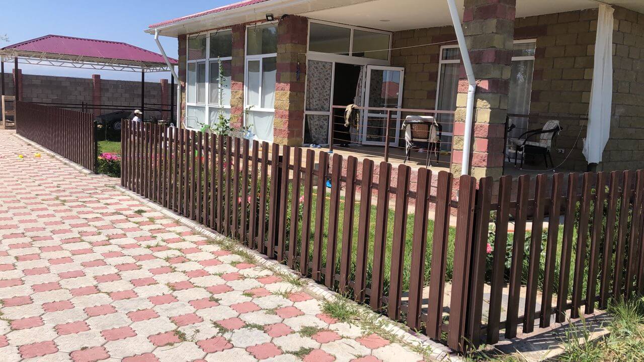 забор из штакетника шоколад фото1 в Сланцах