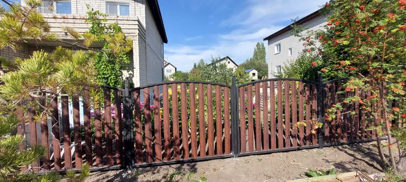 забор из штакетника каштан красный фото2 в Сланцах