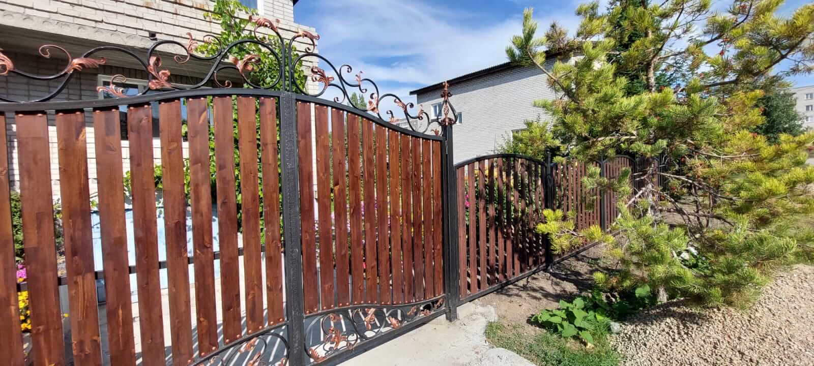 забор из штакетника каштан красный фото1 в Сланцах