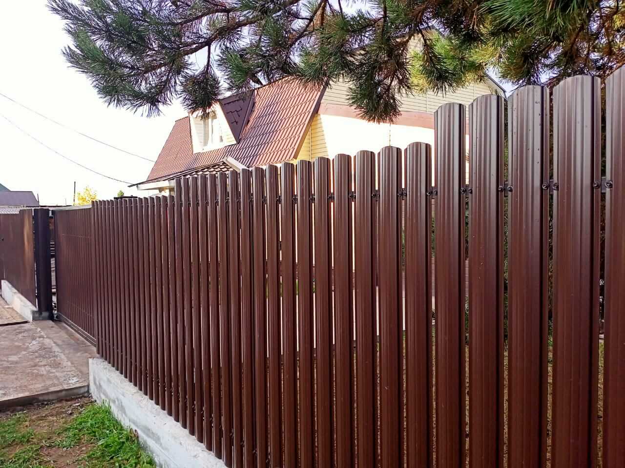 забор из штакетника шоколад фото1 в Сланцах