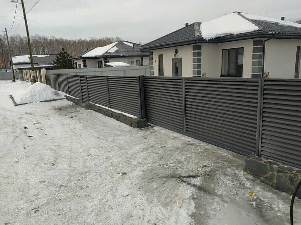 Забор-жалюзи с входной группой 26м RAL7024 Серый Графит МАТТЕ фото 1 в Сланцах