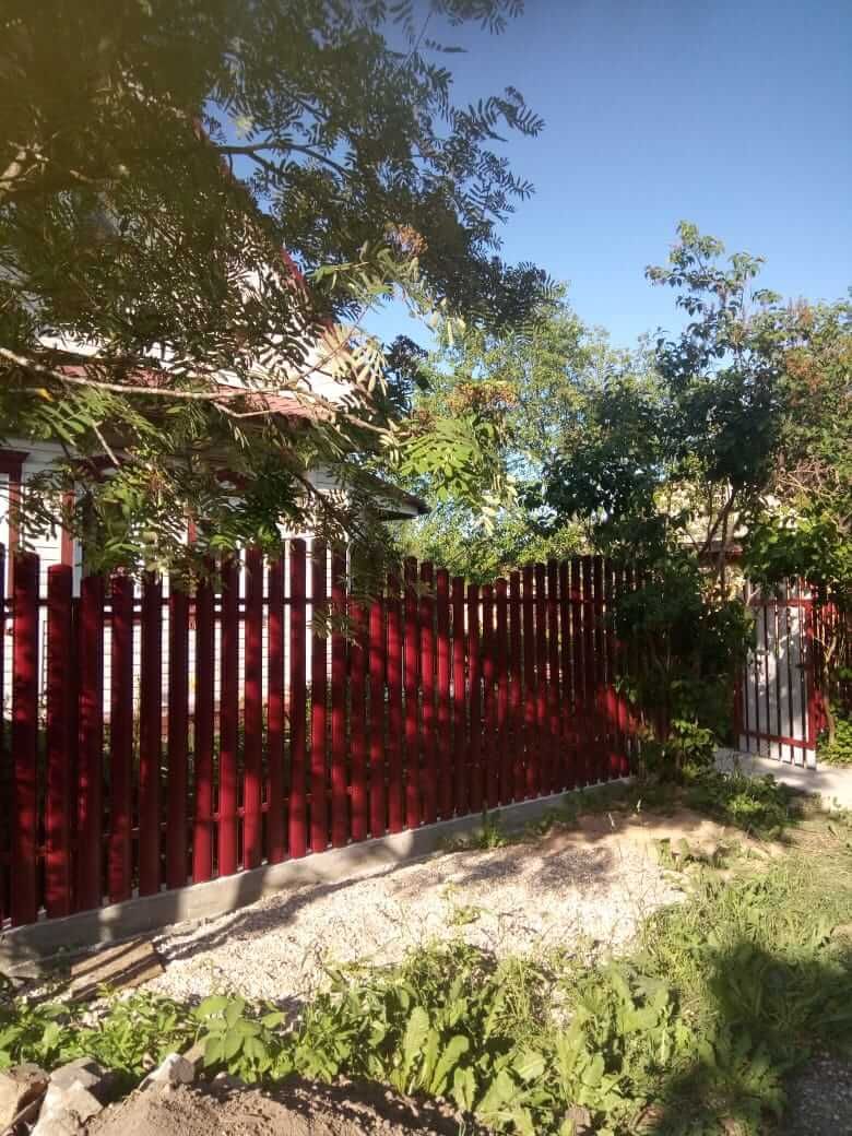 Забор из фигурного штакетника 21м RAL3005 Красное Вино фото 1 в Сланцах