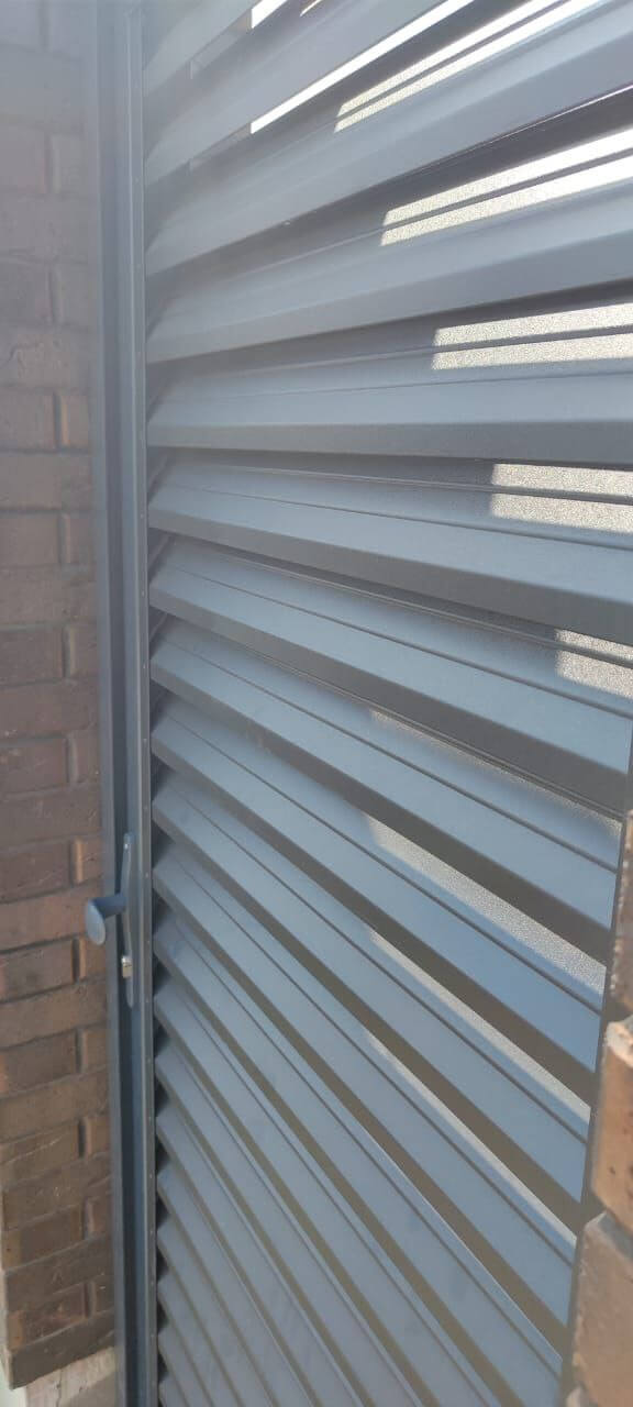 Забор-жалюзи в заполнении ламелями ЭКО-Z-US (усиленные) 25м RAL7024 Серый Графит МАТТЕ фото 2 в Сланцах