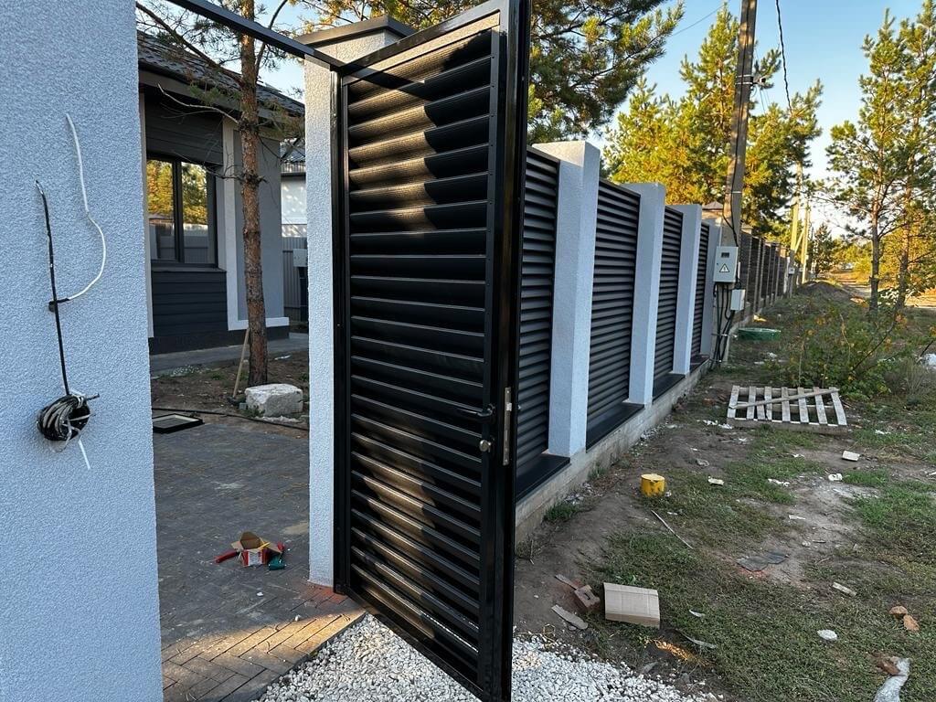 Забор-жалюзи 18м RAL9005/9005 Черный двухсторонний МАТТЕ фото 6 в Сланцах