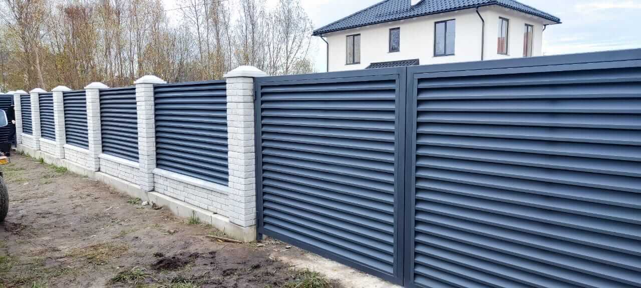 Забор-жалюзи из ламелей ЭКО-Z 32м RAL7024 Серый Графит МАТТЕ фото 5 в Сланцах