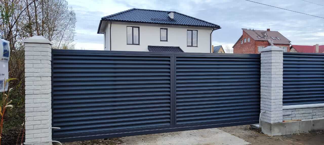 Забор-жалюзи из ламелей ЭКО-Z 32м RAL7024 Серый Графит МАТТЕ фото 2 в Сланцах