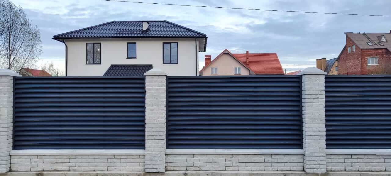 Забор-жалюзи из ламелей ЭКО-Z 32м RAL7024 Серый Графит МАТТЕ в Сланцах