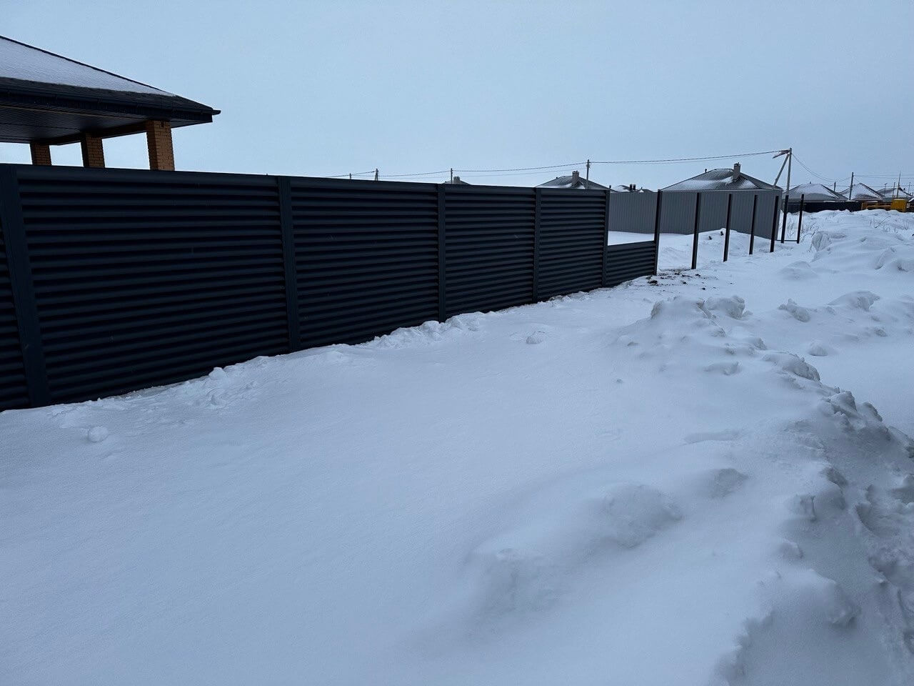 Забор-жалюзи из ламелей еврожалюзи 57м RAL7024 Серый Графит МАТТЕ фото 6 в Сланцах