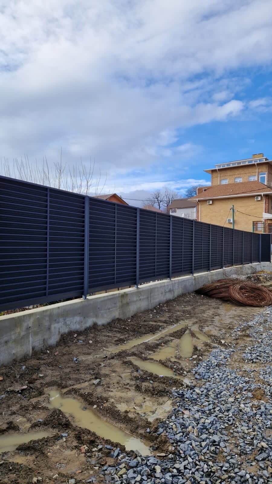 Забор-жалюзи из ламелей ЭКО-Z усиленных 87м RAL7024 Серый Графит матовый фото 6 в Сланцах
