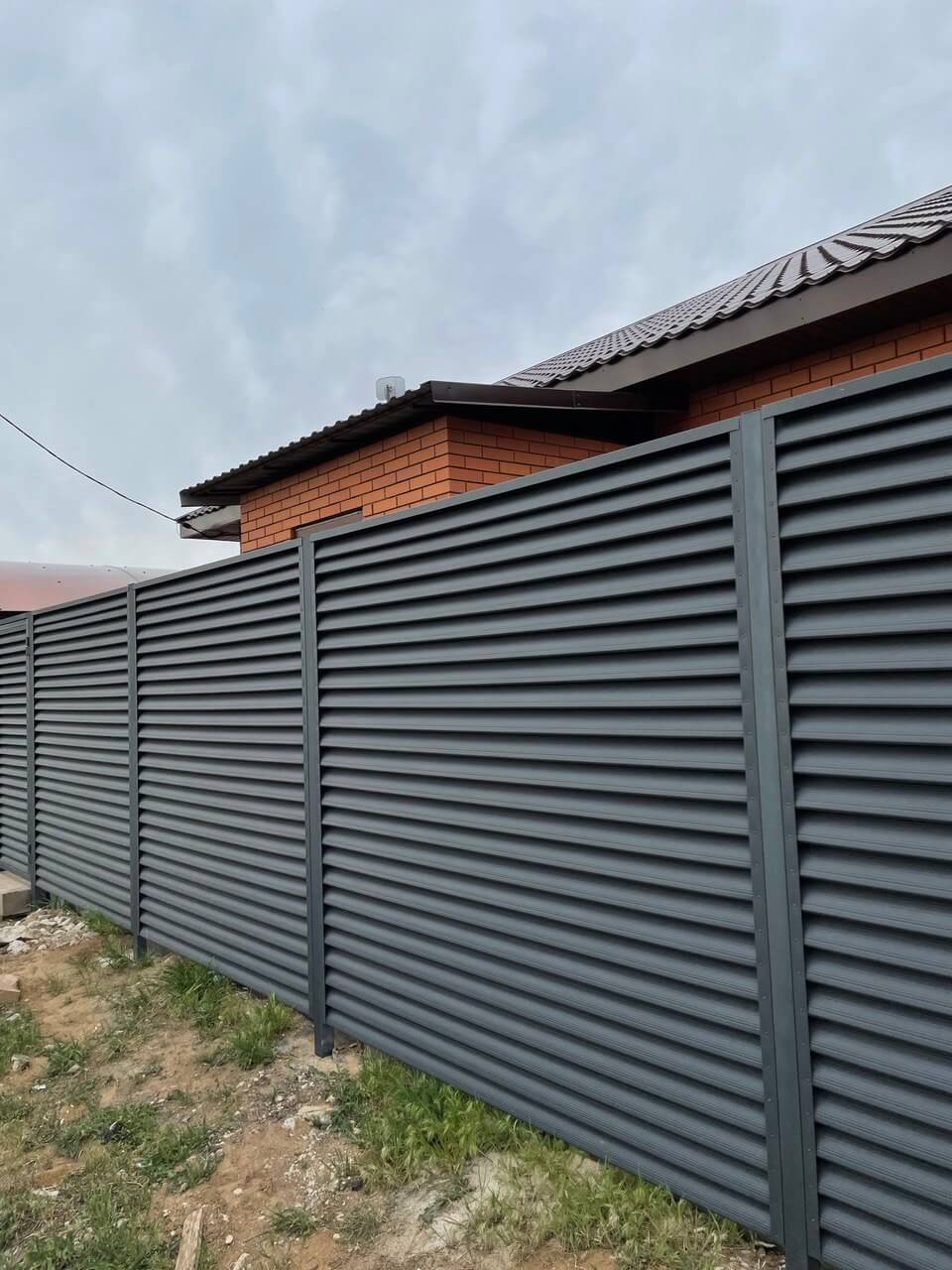Забор из ламелей еврожалюзи 24м RAL7024 Серый Графит МАТТЕ в Сланцах