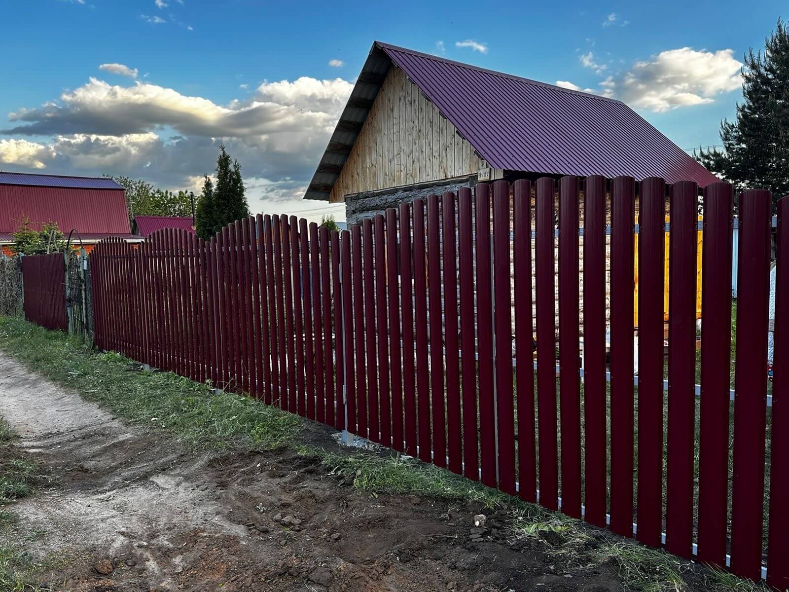 Забор из евроштакетника 28м RAL3005 Красное Вино фото 4 в Сланцах