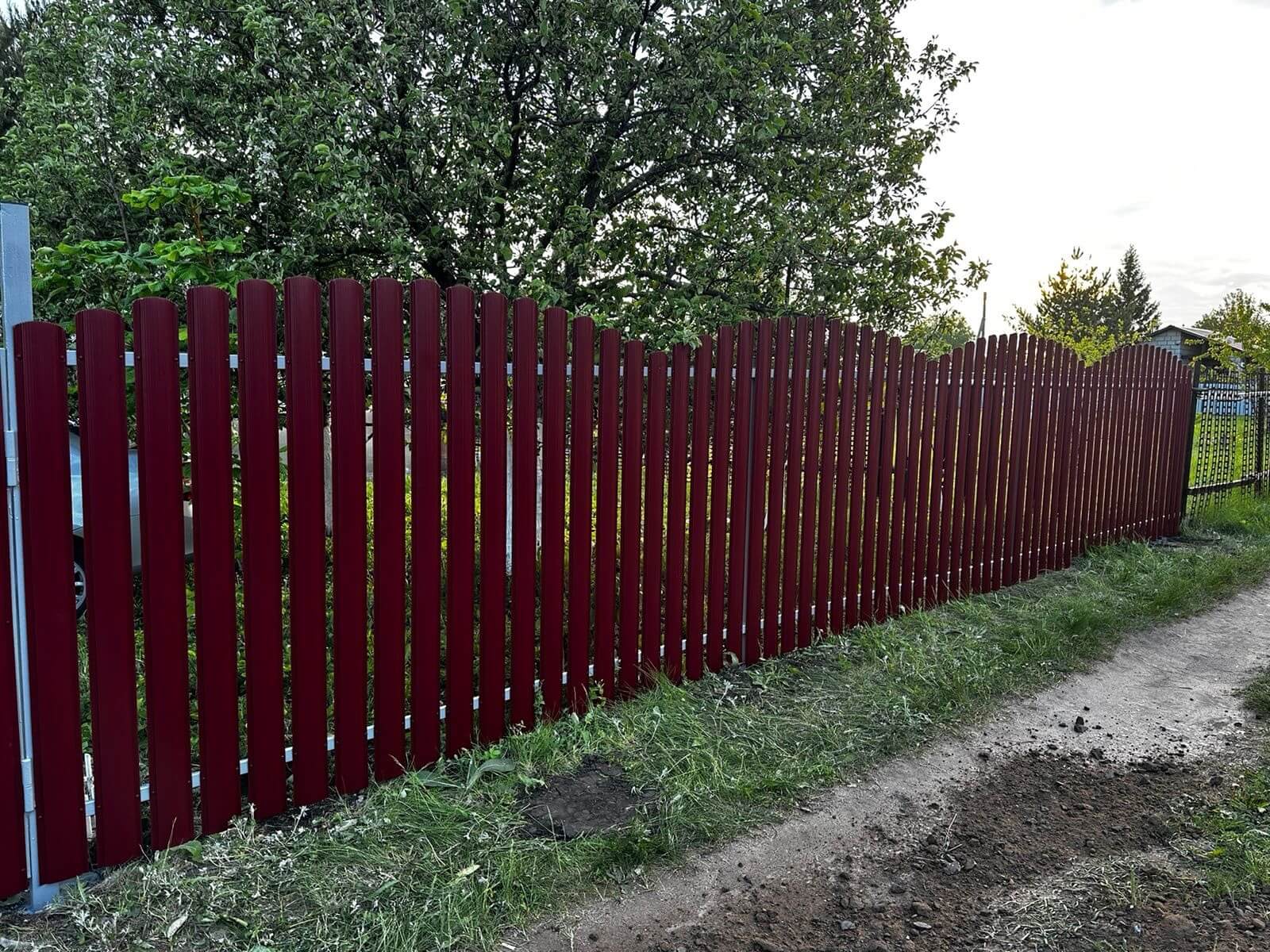 Забор из евроштакетника 28м RAL3005 Красное Вино фото 3 в Сланцах