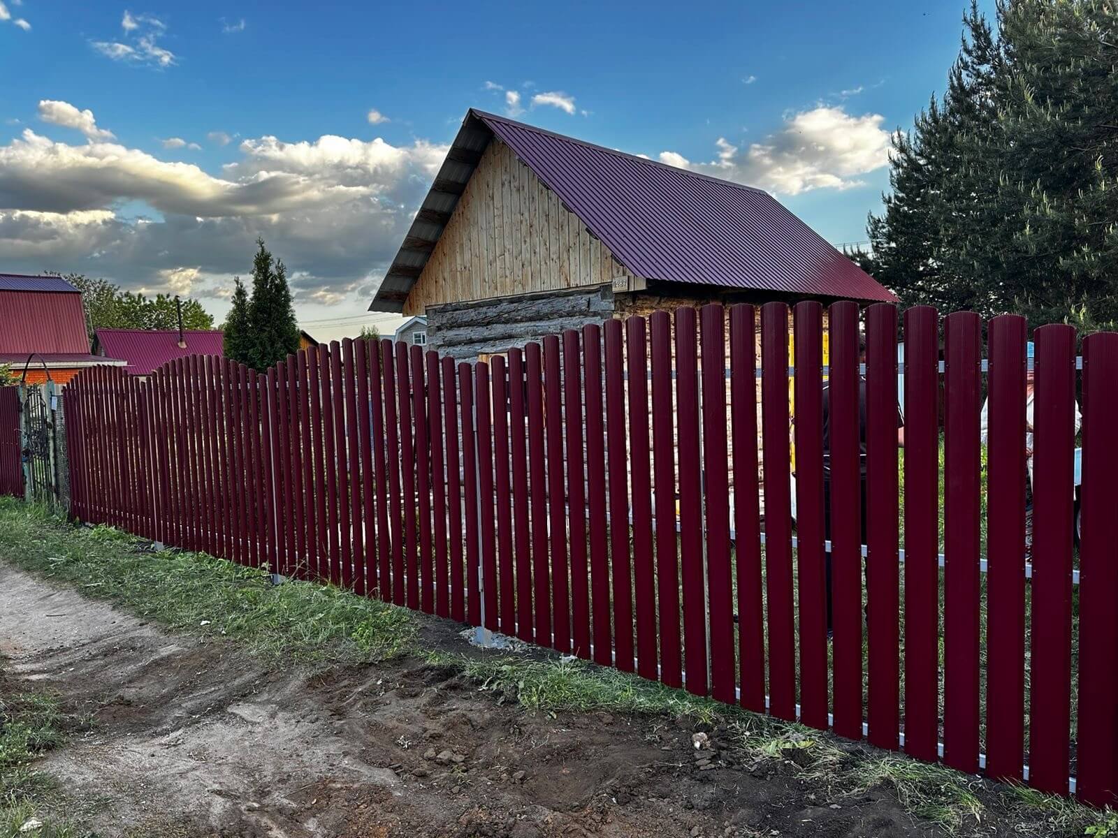 Забор из евроштакетника 28м RAL3005 Красное Вино фото 2 в Сланцах