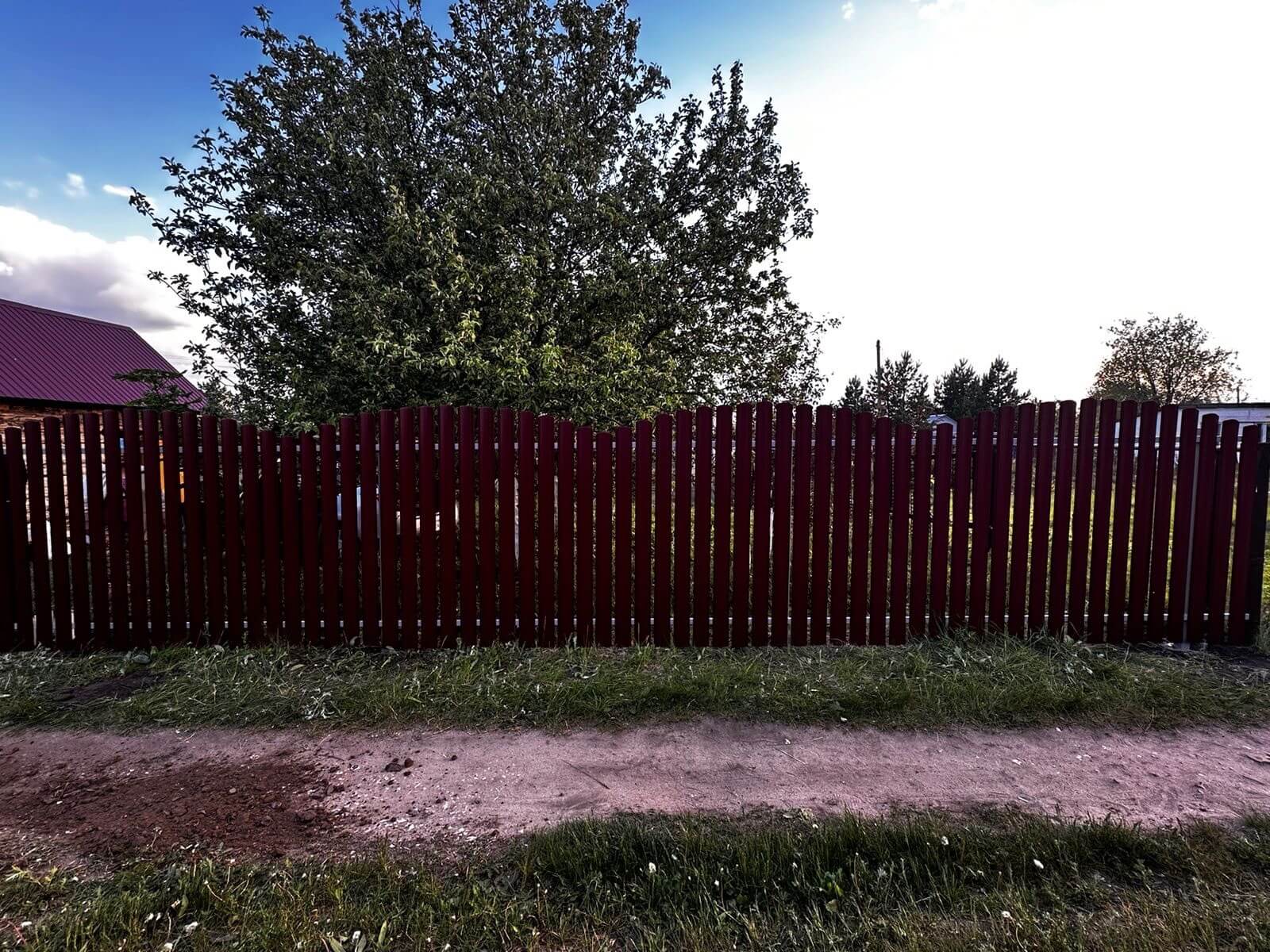 Забор из евроштакетника 28м RAL3005 Красное Вино фото 1 в Сланцах