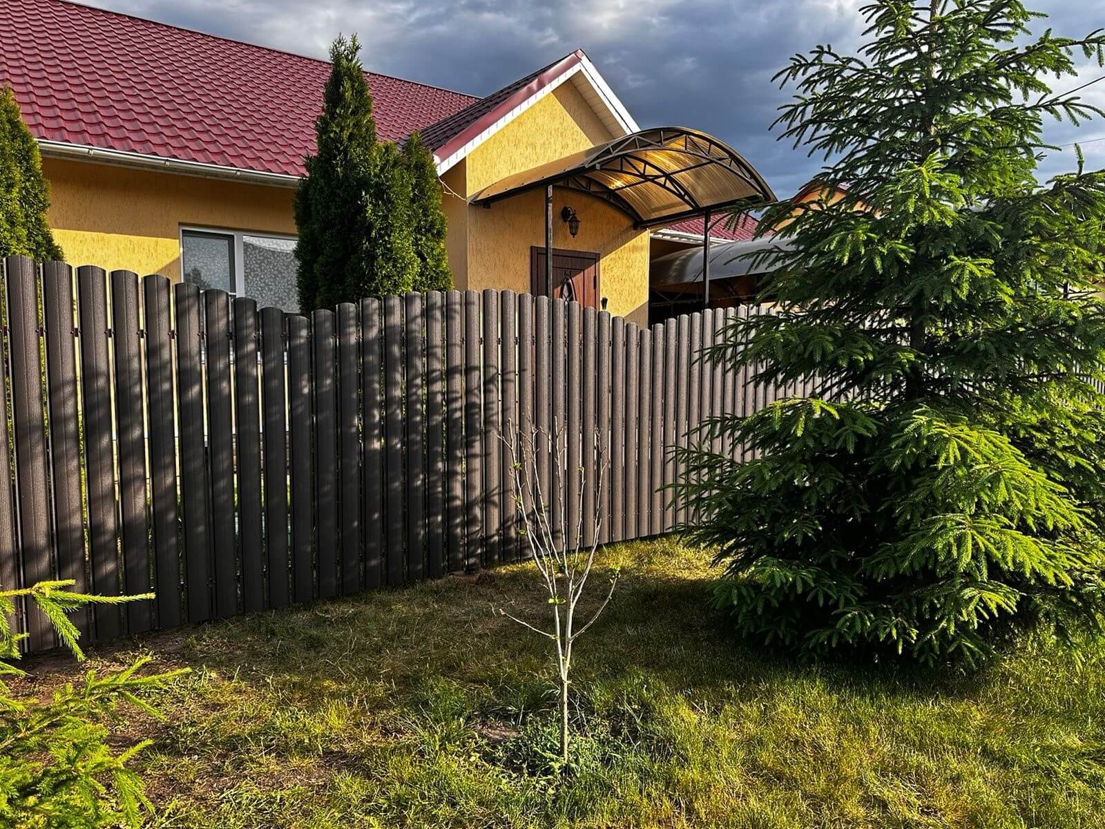 Забор из евроштакетника 37м RAL8019 Темный Шоколад МАТТЕ фото 4 в Сланцах