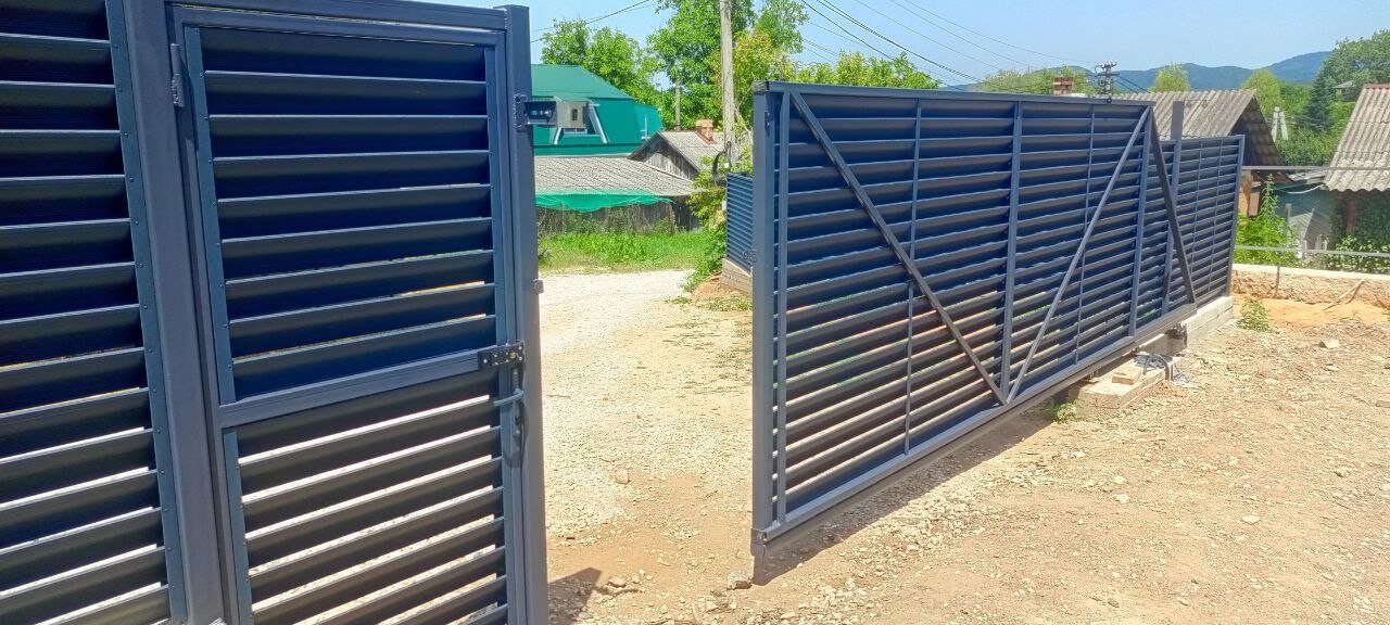 Забор-жалюзи из ламелей Еврожалюзи 53м RAL7024 Серый Графит МАТТЕ фото 16 в Сланцах