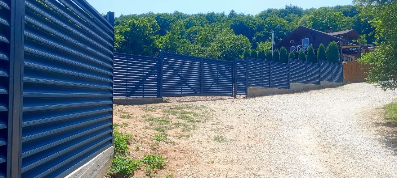 Забор-жалюзи из ламелей Еврожалюзи 53м RAL7024 Серый Графит МАТТЕ фото 8 в Сланцах