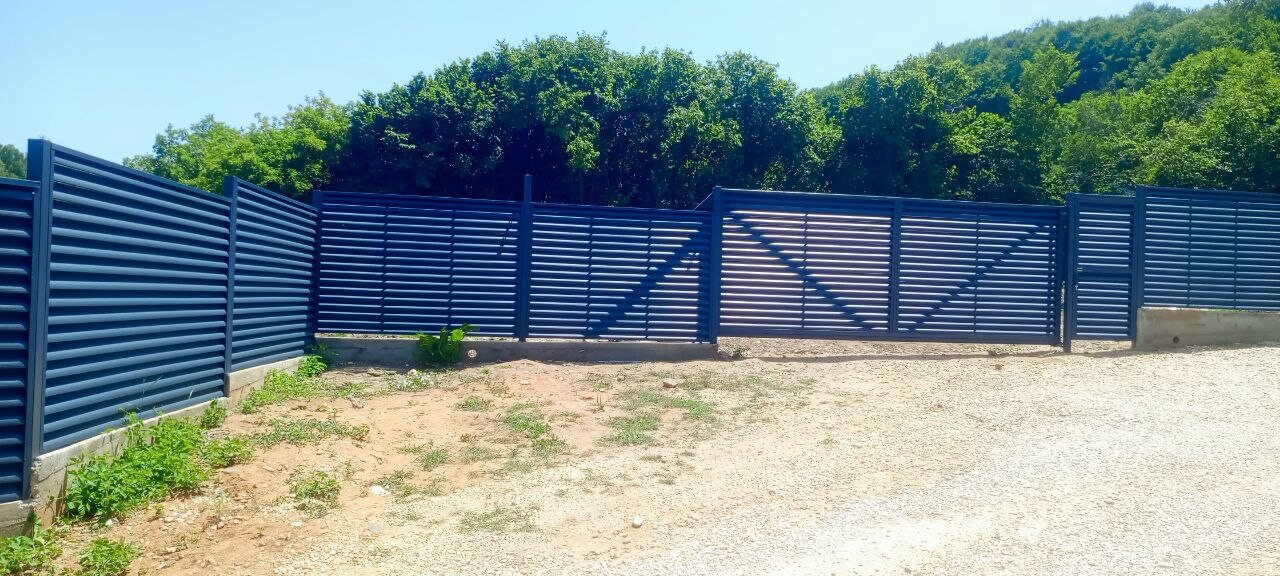 Забор-жалюзи из ламелей Еврожалюзи 53м RAL7024 Серый Графит МАТТЕ фото 7 в Сланцах