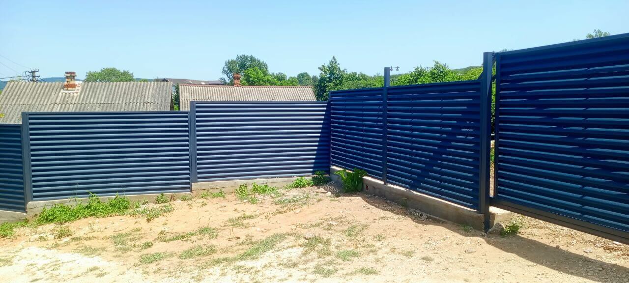 Забор-жалюзи из ламелей Еврожалюзи 53м RAL7024 Серый Графит МАТТЕ фото 4 в Сланцах