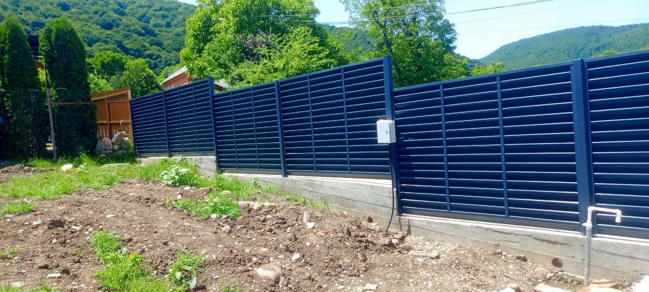 Забор-жалюзи из ламелей Еврожалюзи 53м RAL7024 Серый Графит МАТТЕ фото 3 в Сланцах