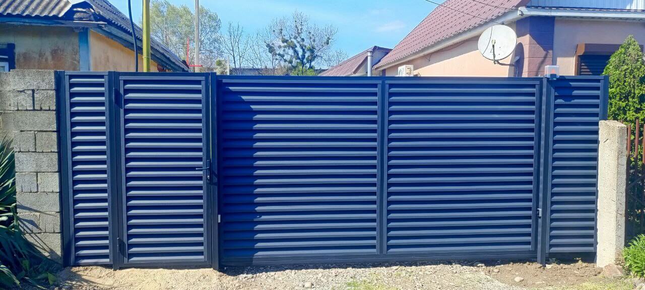 Забор-жалюзи из ламелей Еврожалюзи 53м RAL7024 Серый Графит МАТТЕ фото 1 в Сланцах