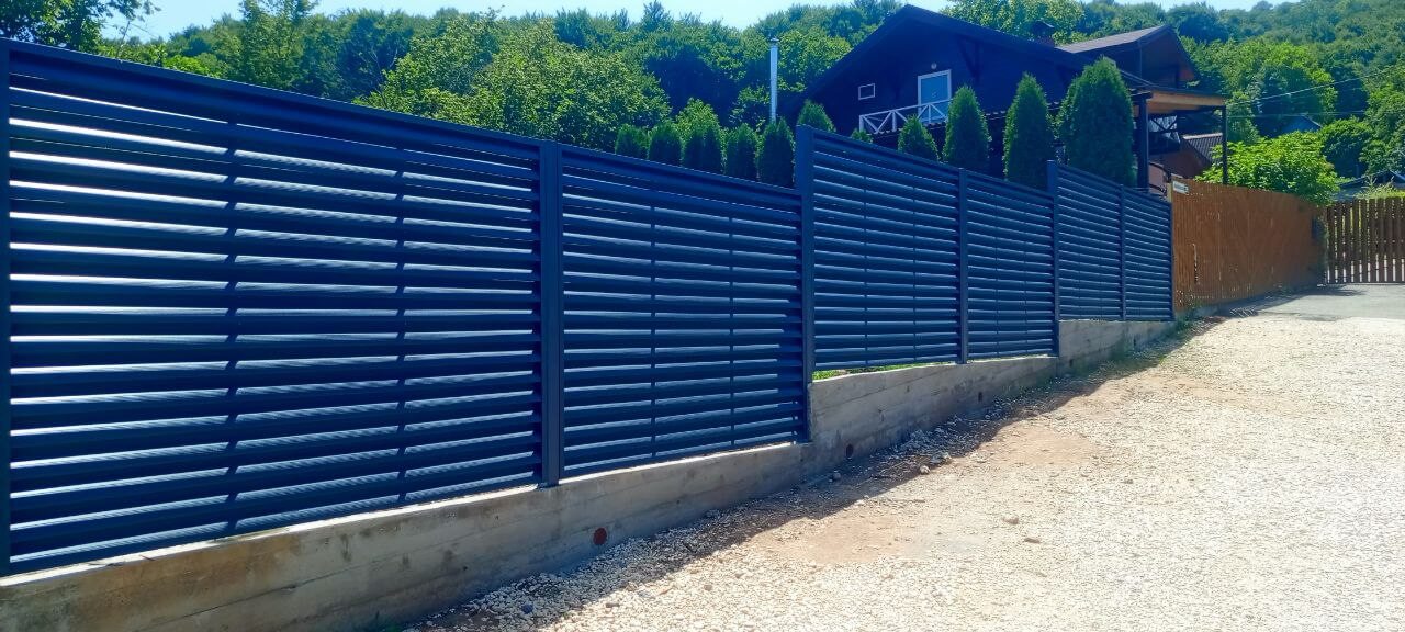 Забор-жалюзи из ламелей Еврожалюзи 53м RAL7024 Серый Графит МАТТЕ фото 12 в Сланцах