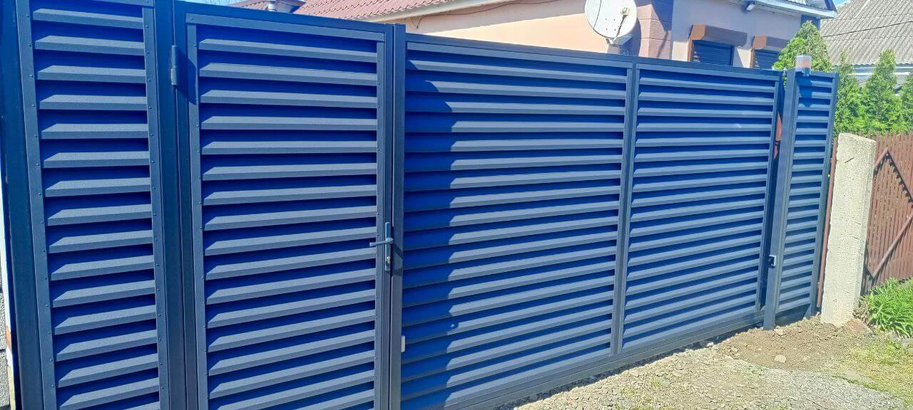 Забор-жалюзи из ламелей Еврожалюзи 53м RAL7024 Серый Графит МАТТЕ фото 10 в Сланцах