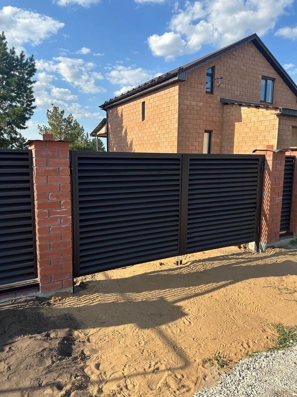 Забор-жалюзи из ламелей Еврожалюзи 38м RAL8019 Темный Шоколад МАТТЕ фото 4 в Сланцах