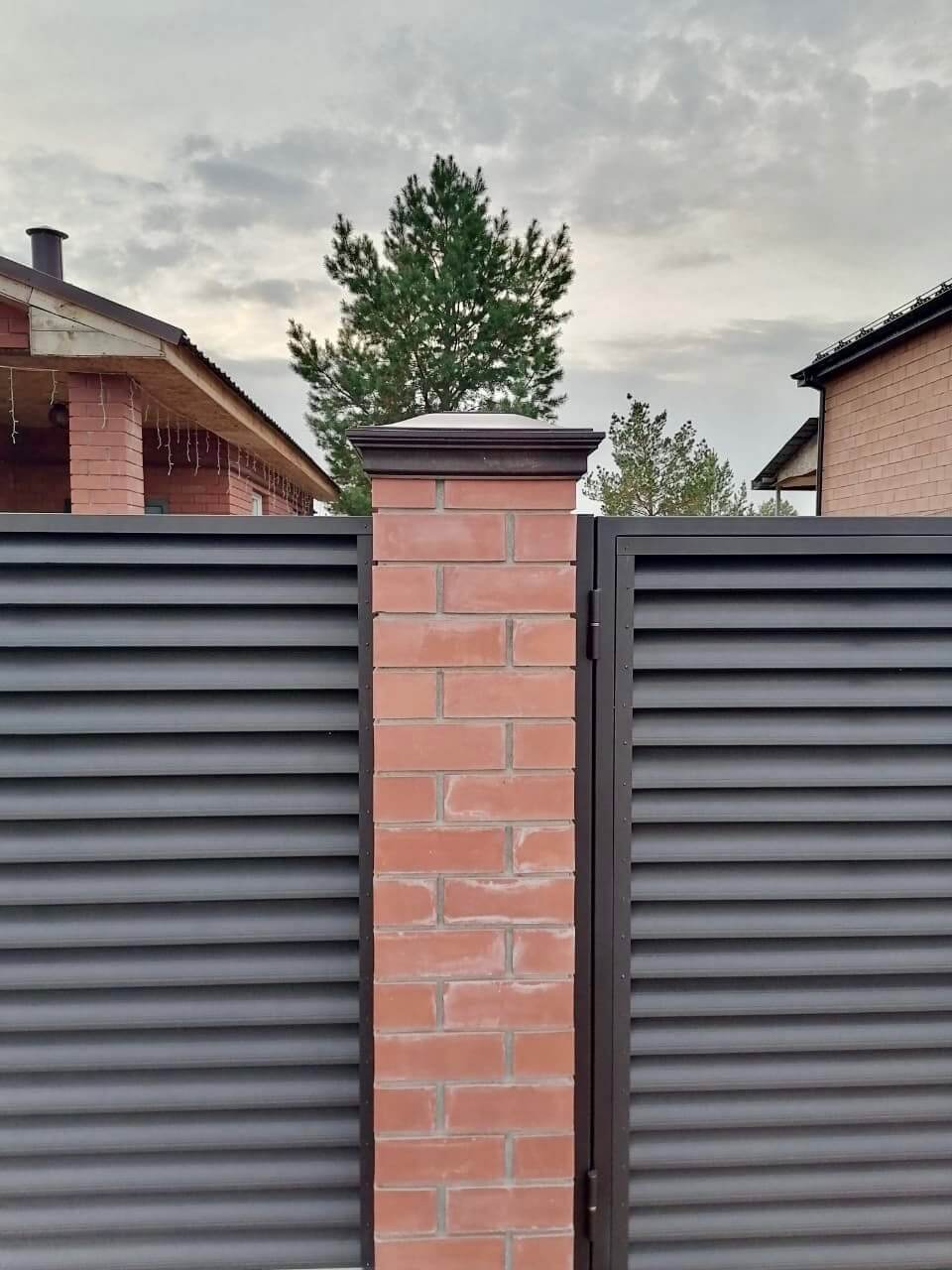Забор-жалюзи из ламелей Еврожалюзи 38м RAL8019 Темный Шоколад МАТТЕ фото 2 в Сланцах