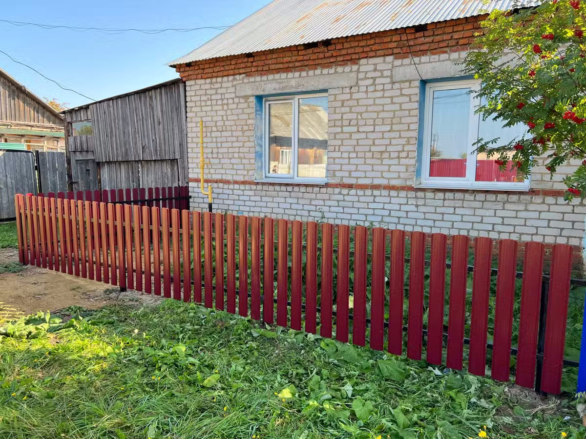 Забор из евроштакетника 9м RAL3005/3005 Красное Вино двусторонний в Сланцах