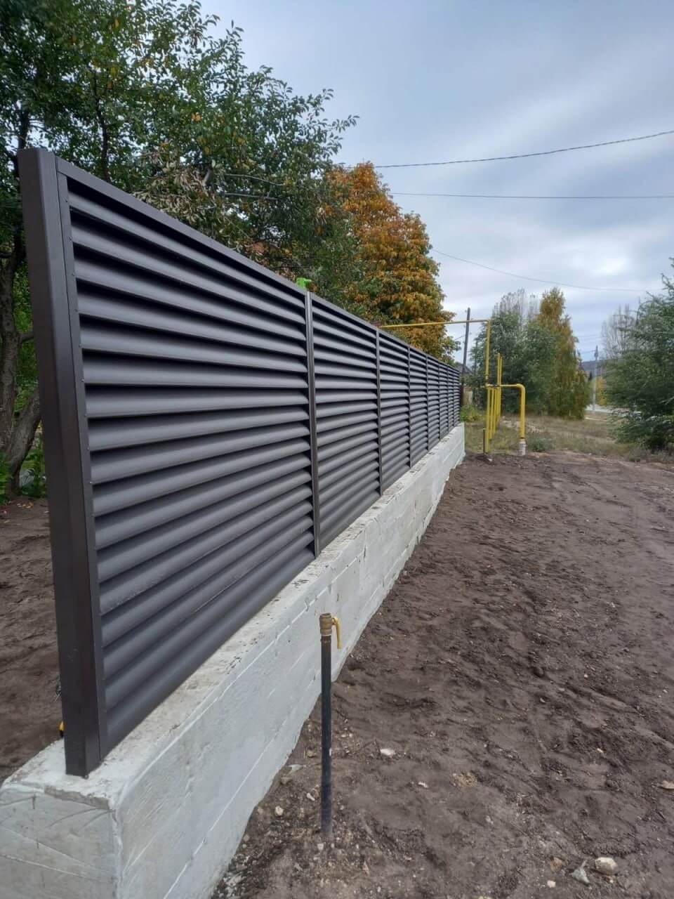 Забор из ламелей еврожалюзи 34м RAL8019/8019 Темный Шоколад двусторонний МАТТЕ фото 3 в Сланцах