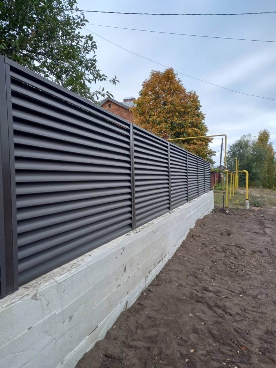 Забор из ламелей еврожалюзи 34м RAL8019/8019 Темный Шоколад двусторонний МАТТЕ в Сланцах