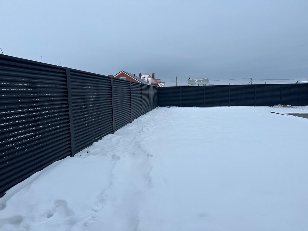 Забор-жалюзи из ламелей ЭКО-Z 130м RAL9005 Черный МАТТЕ фото 3 в Сланцах