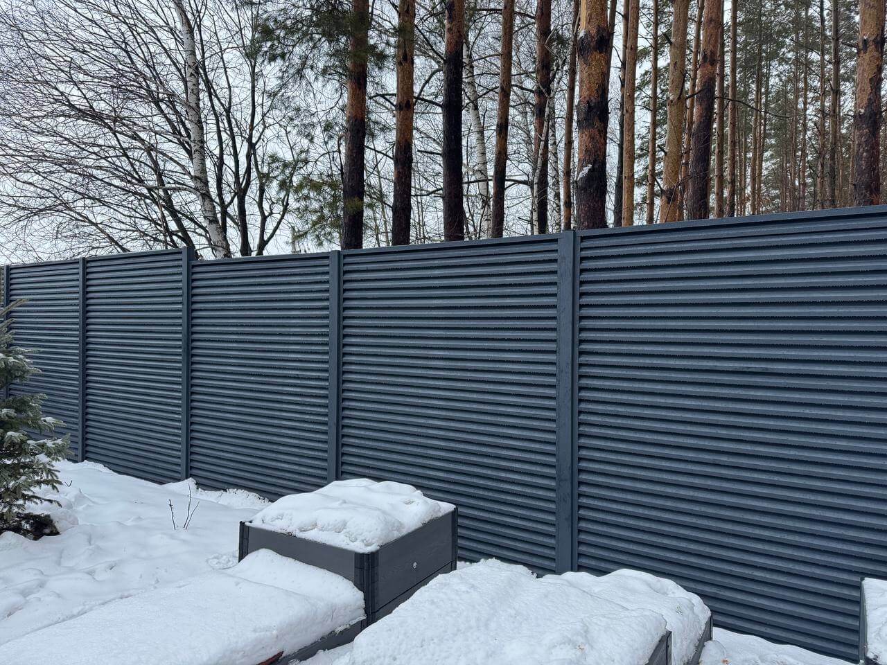 Забор-жалюзи из ламелей ЭКО-Z-US 54м RAL7024/7024 Серый Графит двусторонний МАТТЕ фото 3 в Сланцах