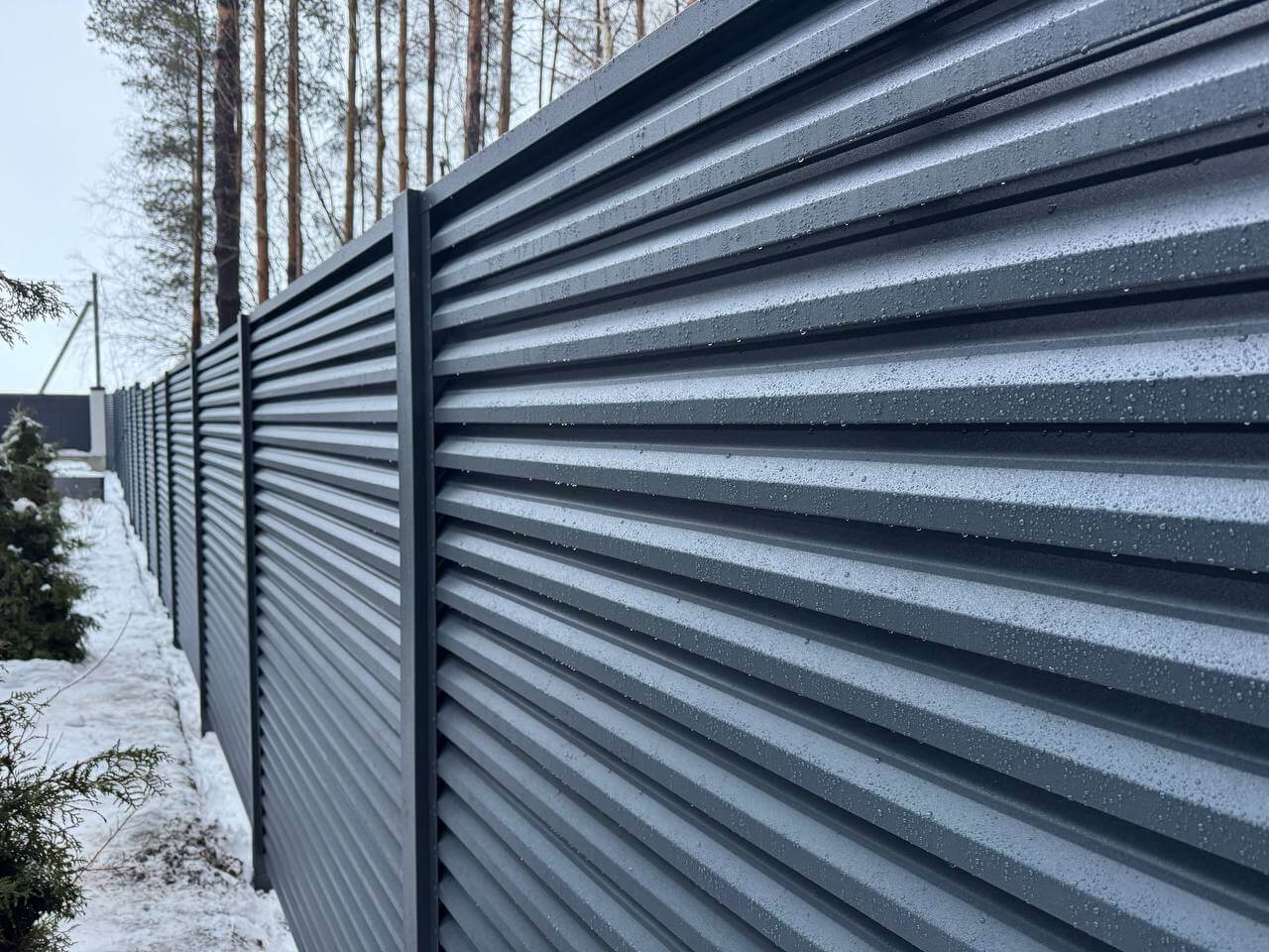 Забор-жалюзи из ламелей ЭКО-Z-US 54м RAL7024/7024 Серый Графит двусторонний МАТТЕ фото 2 в Сланцах