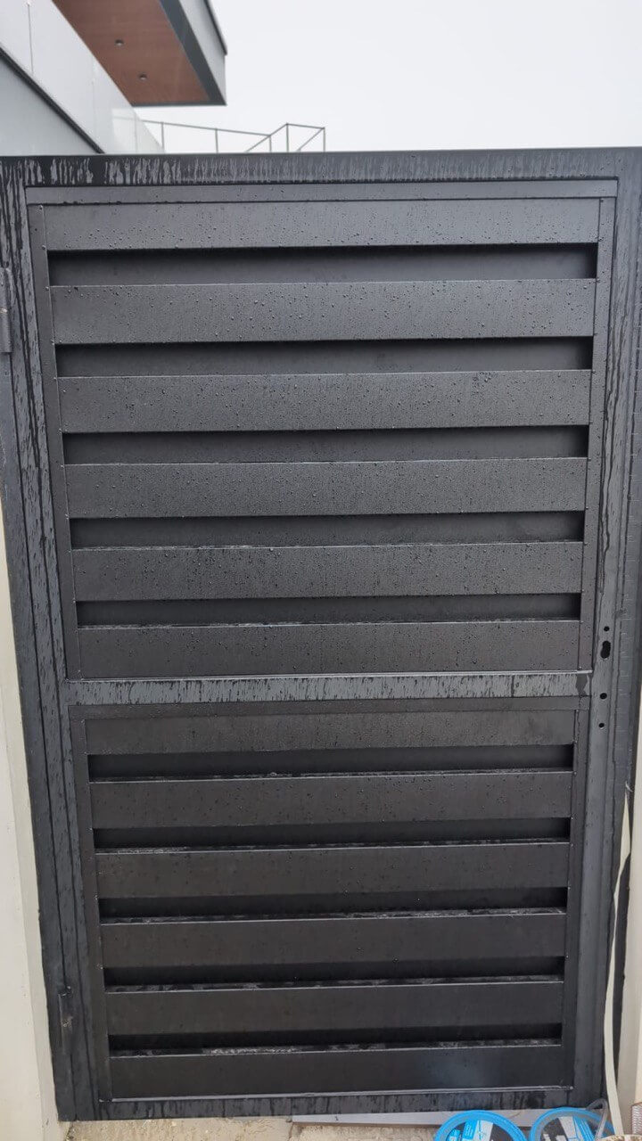 Откатные ворота с калиткой из металлопланкена RAL9005/9005 Черный двусторонний МАТТЕ фото 3 в Сланцах