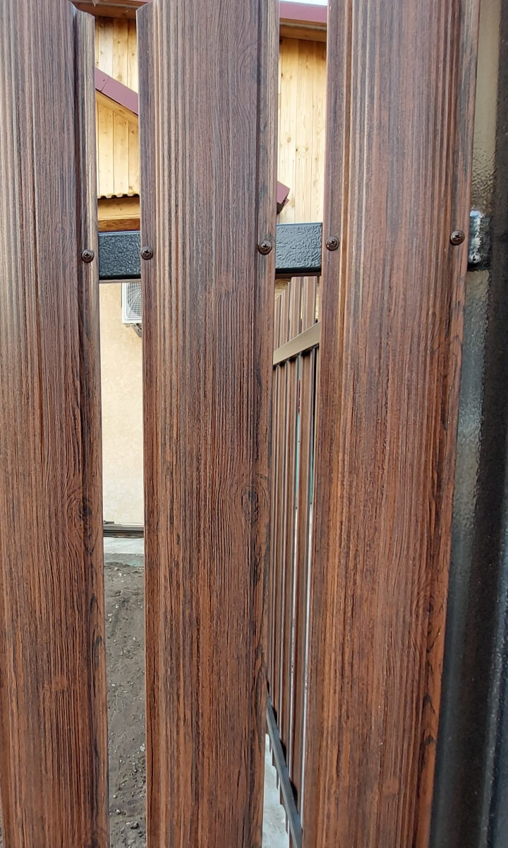 Забор из евроштакетника 13м Античный Дуб SteelArt двусторонний фото 1 в Сланцах