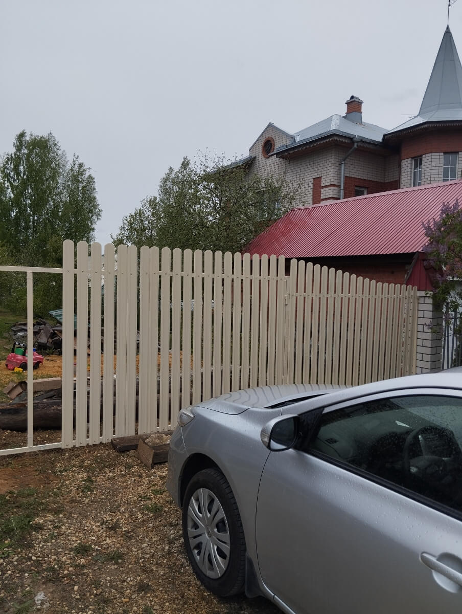 Забор из евроштакетника 9м RAL1015/1015 Слоновая Кость двусторонний фото 1 в Сланцах