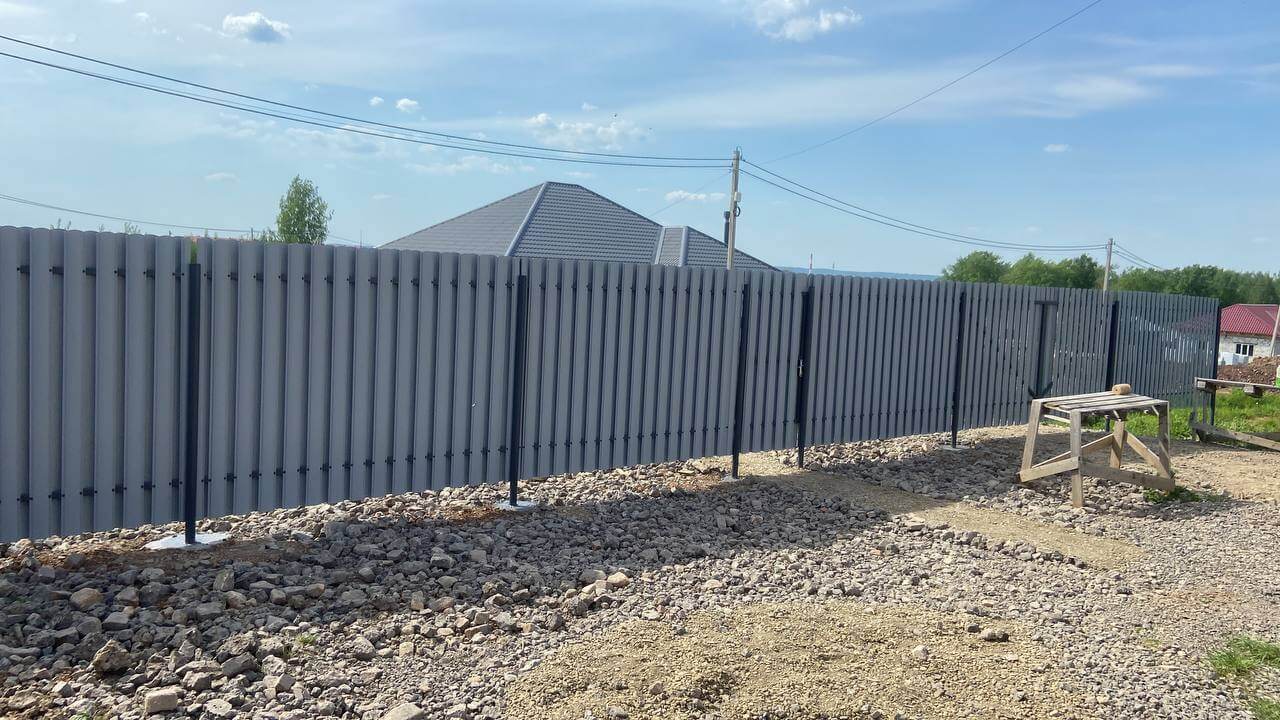 Забор из евроштакетника 16м RAL7024 Серый Графит фото 2 в Сланцах