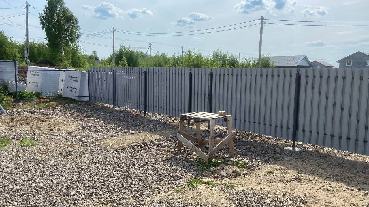 Забор из евроштакетника 16м RAL7024 Серый Графит фото 1 в Сланцах