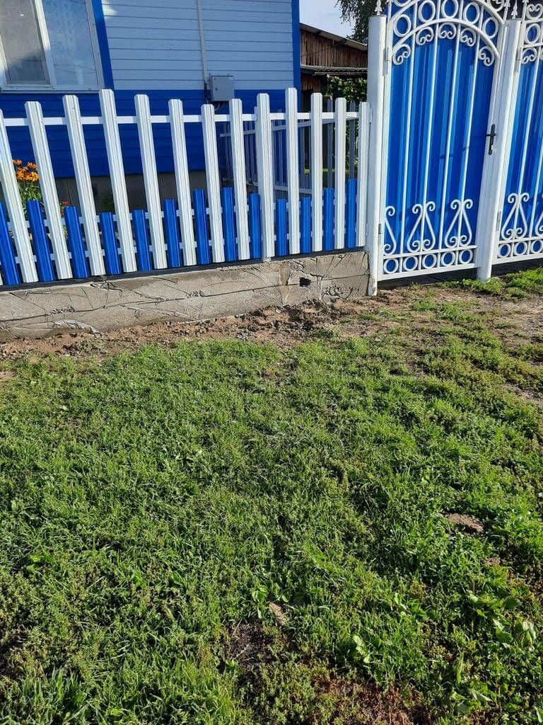 Забор из евроштакетника 14м RAL9003 Белый, RAL5005 Синий Сигнал фото 2 в Сланцах