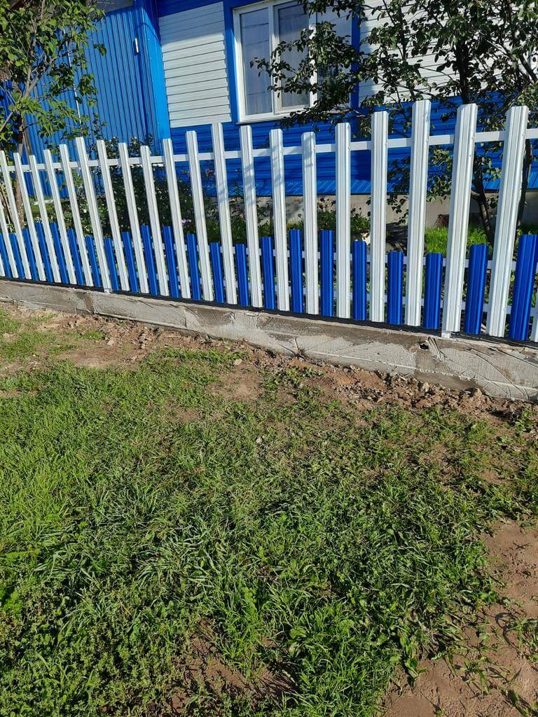 Забор из евроштакетника 14м RAL9003 Белый, RAL5005 Синий Сигнал фото 1 в Сланцах