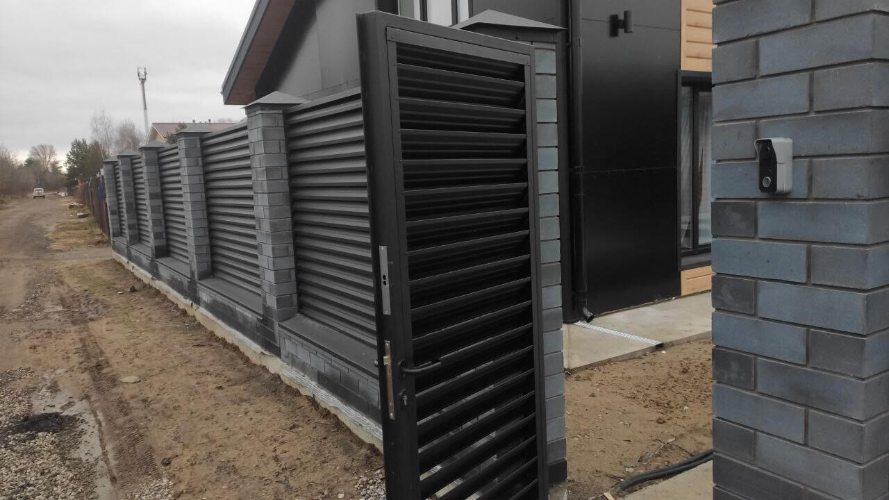 Забор-жалюзи из ламелей ЭКО-Z 17м RAL9005/9005 Черный МАТТЕ фото 1 в Сланцах