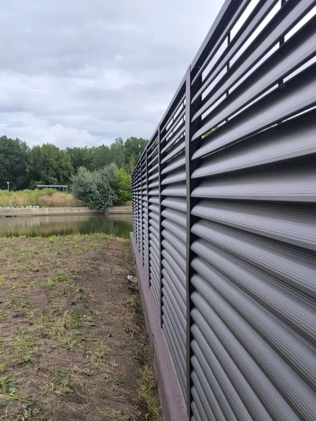 Забор-жалюзи из ламелей еврожалюзи 86м RAL8019/8019 Темный Шоколад двусторонний МАТТЕ фото 7 в Сланцах