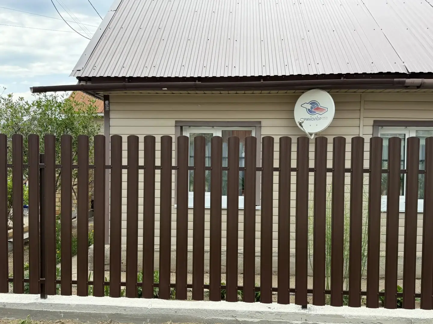 Комбинированный забор из ламелей ЭКО-Z-US и евроштакетника 18м RAL8017 Шоколад МАТТЕ, Полиэстер фото 3 в Сланцах